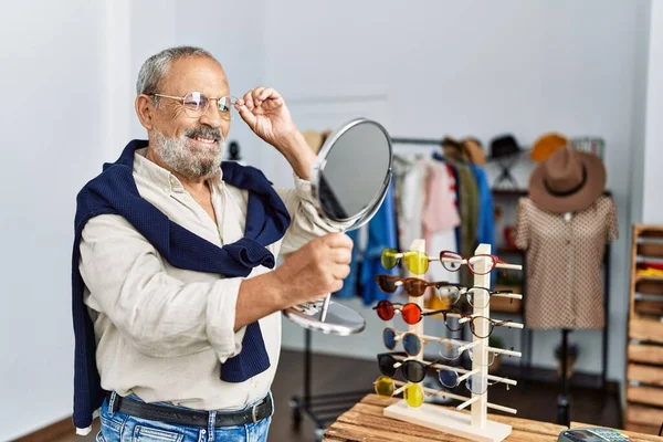 Älterer Grauhaariger Mann Lächelt Selbstbewusst Mit Brille Bekleidungsgeschäft — Stockfoto