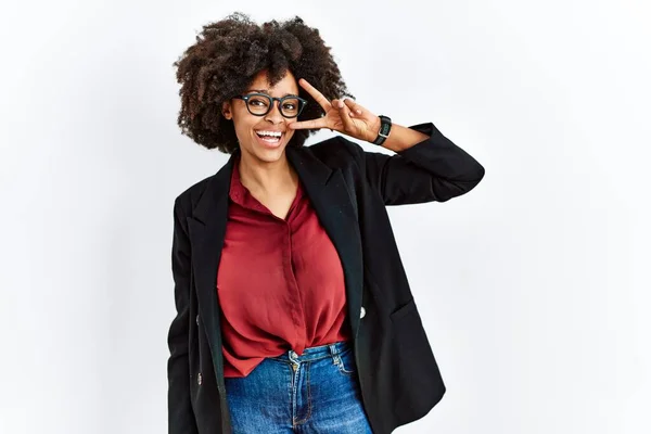 非洲裔美国妇女 头戴商务夹克 戴着眼镜 头戴手指头 脸上挂着和平标志 脸上洋溢着胜利的微笑 — 图库照片
