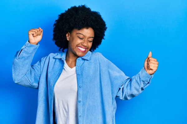 Mujer Afroamericana Joven Vistiendo Ropa Casual Bailando Feliz Alegre Sonriente —  Fotos de Stock