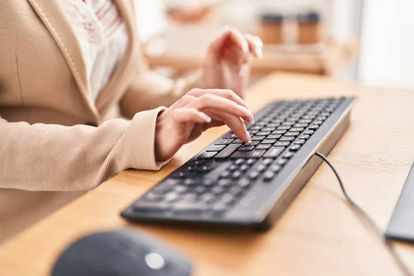 Junge Blonde Geschäftsfrau Benutzt Tastatur Büro — Stockfoto