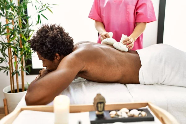 Giovane Afro Americano Uomo Avendo Massaggio Utilizzando Tailandese Caldi Borse — Foto Stock