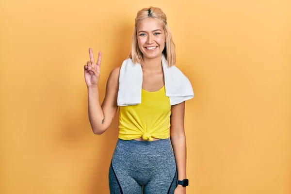 Beautiful Blonde Sports Woman Wearing Workout Outfit Showing Pointing Fingers — Stockfoto