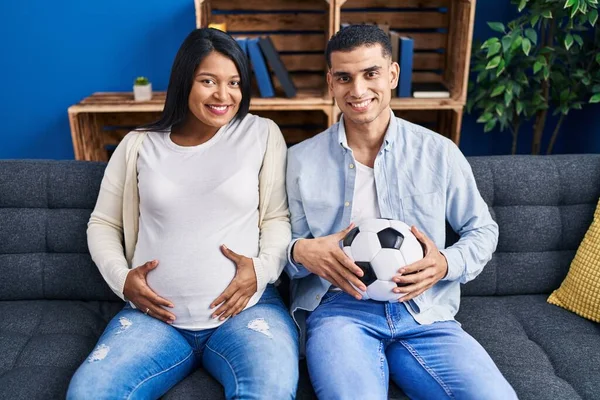 Una Joven Pareja Hispana Espera Bebé Sentado Sofá Sosteniendo Pelota — Foto de Stock