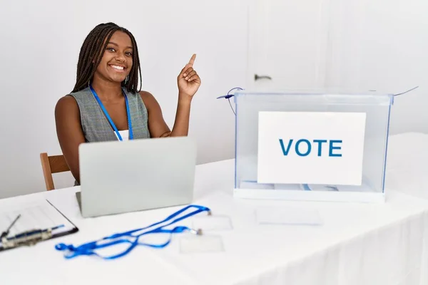 Молодая Африканская Американка Работающая Политических Выборах Сидя Избирательных Участках Широкой — стоковое фото