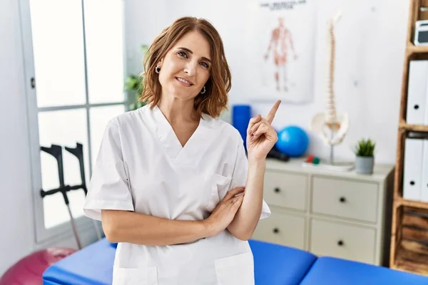Fisioterapeuta Mujer Mediana Edad Que Trabaja Clínica Recuperación Del Dolor — Foto de Stock