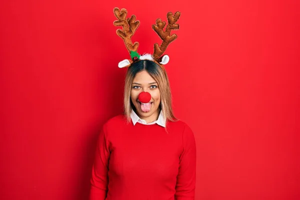 Geyik Noel Şapkası Takan Kırmızı Burunlu Güzel Spanyol Kadın Komik — Stok fotoğraf