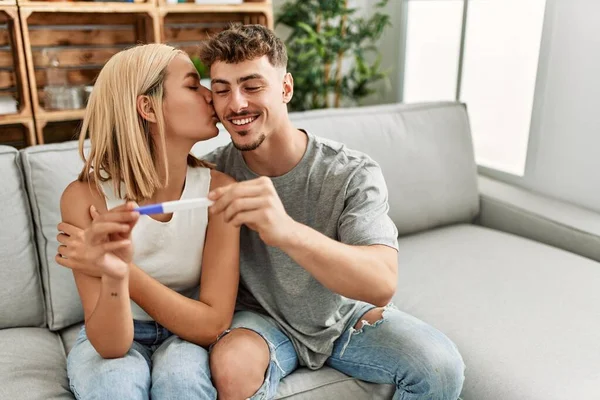 Młody Biały Para Uśmiech Szczęśliwy Gospodarstwa Ciąży Test Domu — Zdjęcie stockowe