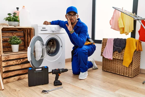 Genç Hintli Teknisyen Ele Çamaşır Makinesinde Çalışıyor Gizli Dedikodular Yayıyor — Stok fotoğraf