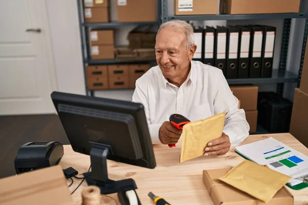 Hombre Mayor Comercio Electrónico Empresa Trabajador Paquete Escaneo Oficina — Foto de Stock