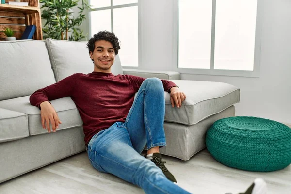 Joven Hombre Hispano Sonriendo Feliz Sentado Suelo Casa —  Fotos de Stock
