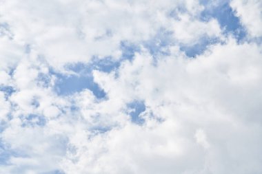 Güneşli bir günde bulutlu güzel mavi gökyüzü