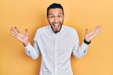 Sakallı, iş gömleği giymiş İspanyol bir adam çılgın ve başarıyı kolları açık, gözleri açık heyecanla haykırarak kutluyor. Kazanan konsept 