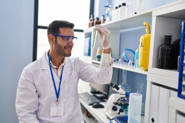 Laboratuvarda test tüpü arayan genç İspanyol bilim adamı.