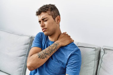 Evde boynu ağrıyan genç bir İspanyol.