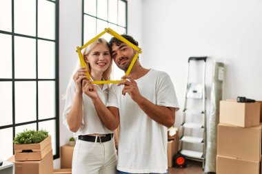 Genç ve güzel bir çift gülümsüyor. Mutlu ev projeleri..