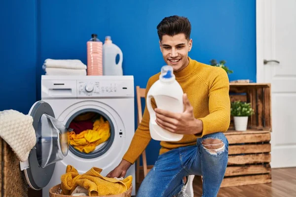 Jonge Latijns Amerikaanse Man Kleren Met Wasmiddel Fles Wasserij — Stockfoto