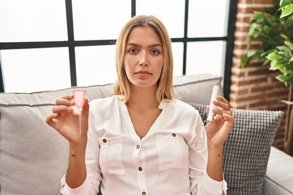 Ung Blond Kvinna Som Håller Menstruationskopp Och Tampong Avslappnad Med — Stockfoto