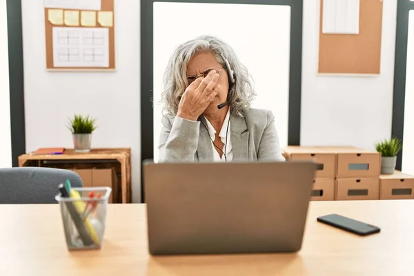 Бізнес Леді Середнього Віку Сидить Столі Працюючи Ноутбуком Офісі Втомився — стокове фото
