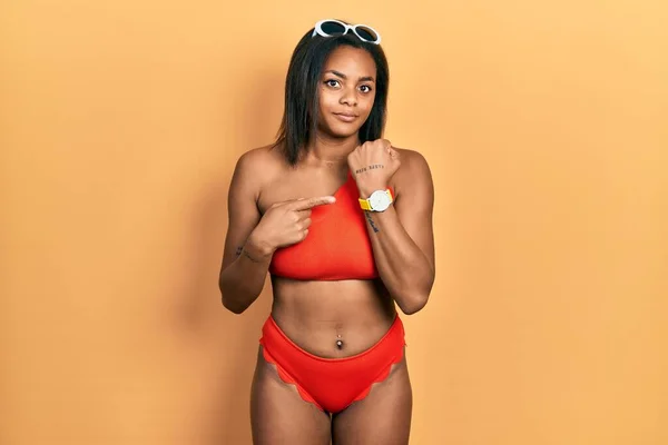 Young African American Girl Wearing Bikini Hurry Pointing Watch Time — Stok fotoğraf
