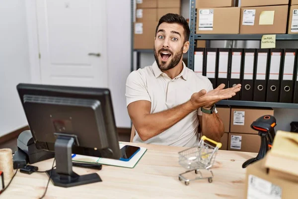 Handsome Hispanic Man Working Small Business Commerce Pointing Aside Hands — Stock Photo, Image