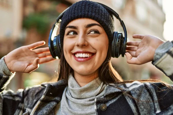 Jovem Hispânica Sorrindo Feliz Usando Fones Ouvido Cidade — Fotografia de Stock