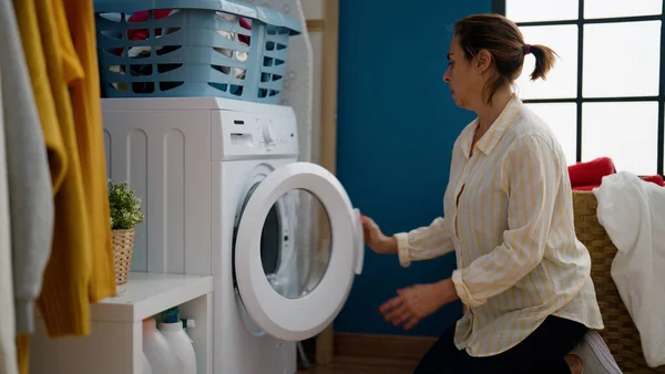 Middle Age Hispanic Woman Washing Clothes Laundry Room — Stok Foto