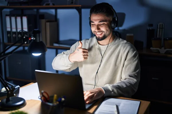 Junger Gutaussehender Mann Der Nachts Mit Einem Computer Laptop Arbeitet — Stockfoto