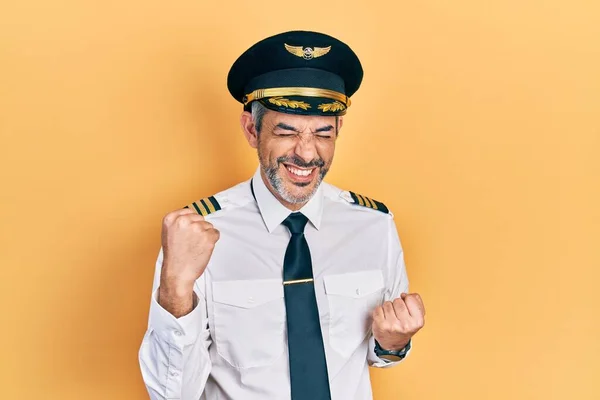 Charmant Homme Âge Moyen Aux Cheveux Gris Portant Uniforme Pilote — Photo