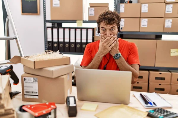 Joven Agente Del Centro Llamadas Hispano Que Trabajaba Almacén Sorprendió — Foto de Stock