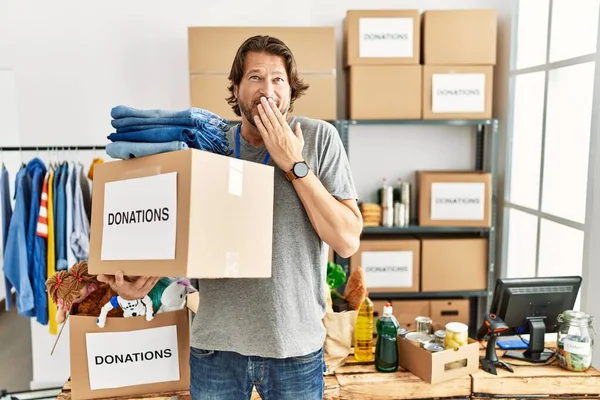 Guapo Hombre Mediana Edad Sosteniendo Caja Donaciones Para Caridad Stand — Foto de Stock