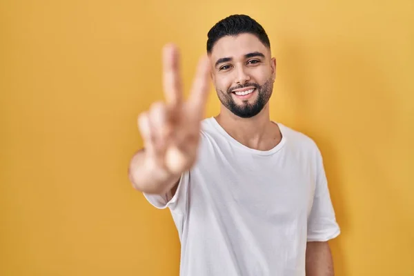 Ein Junger Gutaussehender Mann Lässigem Shirt Vor Gelbem Hintergrund Lächelt — Stockfoto