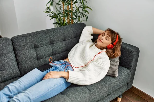 Young Caucasian Woman Listening Music Lying Sofa Home — Photo