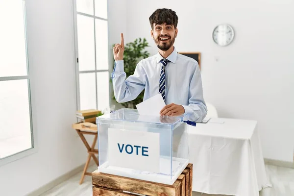 Homem Hispânico Com Votação Barba Colocando Envoltório Urna Sorrindo Espantado — Fotografia de Stock