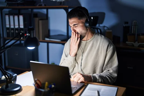 Young Handsome Man Working Using Computer Laptop Night Bored Yawning — Stock Photo, Image