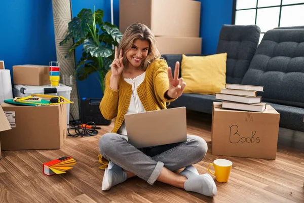 Young Woman Sitting Floor New Home Using Laptop Smiling Looking — Stockfoto