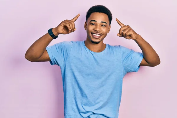 Jeune Homme Afro Américain Portant Shirt Bleu Décontracté Souriant Pointant — Photo