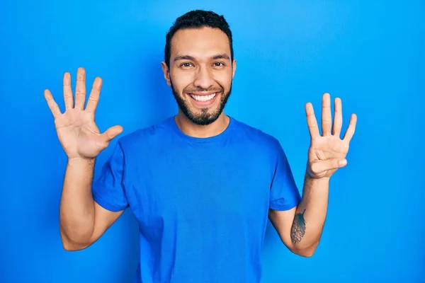Homem Hispânico Com Barba Vestindo Camisa Azul Casual Mostrando Apontando — Fotografia de Stock
