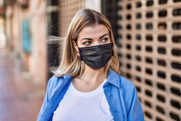 Menina Loira Jovem Usando Máscara Protetora Coronavírus Cidade — Fotografia de Stock