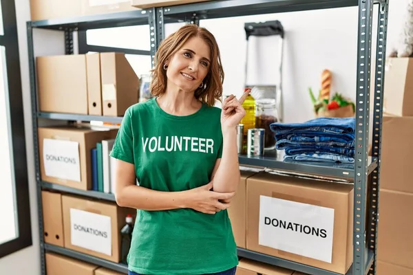Middle Age Woman Wearing Volunteer Shirt Donations Stand Smiling Happy — Stock Photo, Image