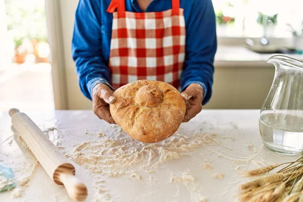 Senior Man Som Håller Hembakat Bröd Köket — Stockfoto