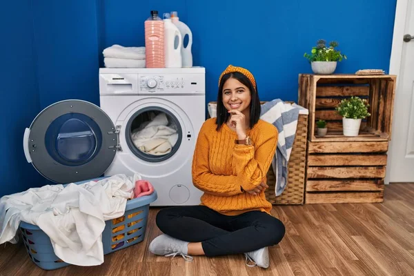 若いヒスパニック系の女性の質問について考えてあごの手で洗濯を行うと 集中的な表現 笑顔で思いやりのある顔 疑わしい概念 — ストック写真