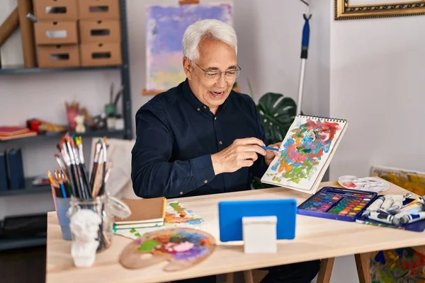 Senior Man Having Online Draw Lesson Sitting Table Art Studio — Stock fotografie