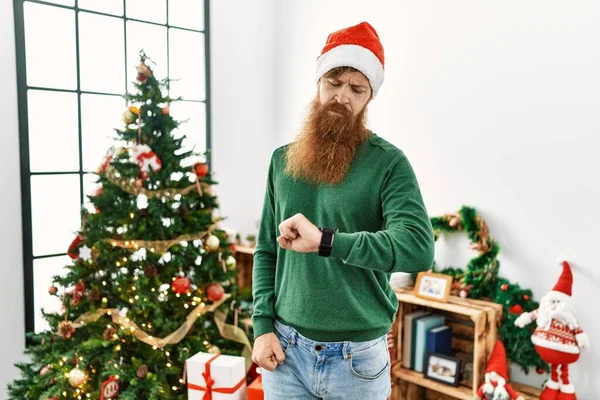 Zrzavý Muž Dlouhými Vousy Nosí Vánoční Čepici Vánočního Stromečku Kontroluje — Stock fotografie