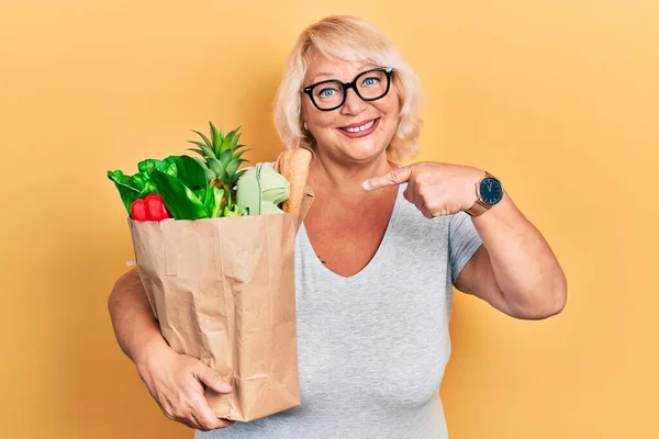 Middle Age Blonde Woman Holding Paper Bag Bread Groceries Smiling — Stockfoto