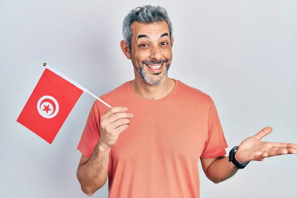 Pohledný Muž Středního Věku Šedými Vlasy Drží Tunisia Vlajka Slaví — Stock fotografie