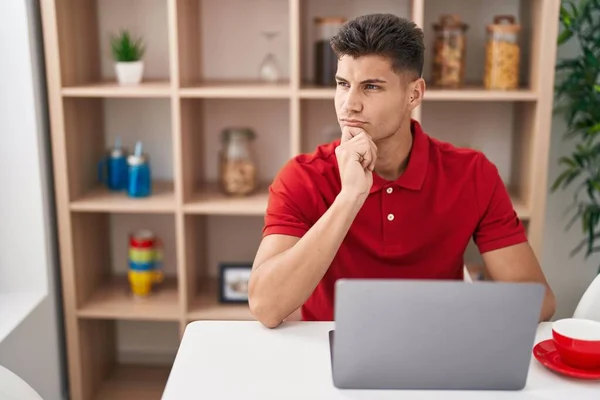 Junger Hispanischer Mann Benutzt Laptop Mit Zweifelhaftem Ausdruck Hause — Stockfoto