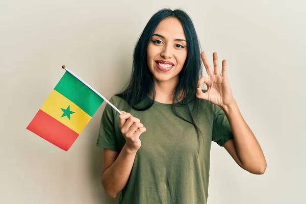 Menina Hispânica Jovem Segurando Bandeira Senegal Fazendo Sinal Com Dedos — Fotografia de Stock