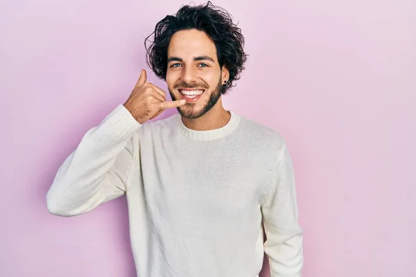 Hombre Hispano Guapo Vistiendo Suéter Blanco Casual Sonriendo Haciendo Gesto — Foto de Stock