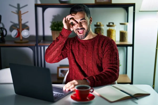 Mladý Hispánec Plnovousem Který Noci Doma Používá Notebook Dělá Pořádku — Stock fotografie