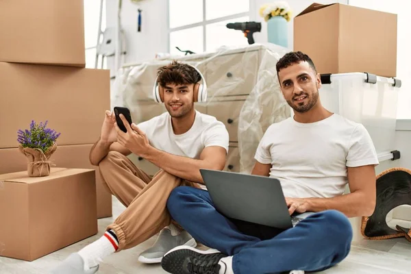 Twee Spaanse Mannen Paar Met Behulp Van Laptop Smartphone Nieuw — Stockfoto